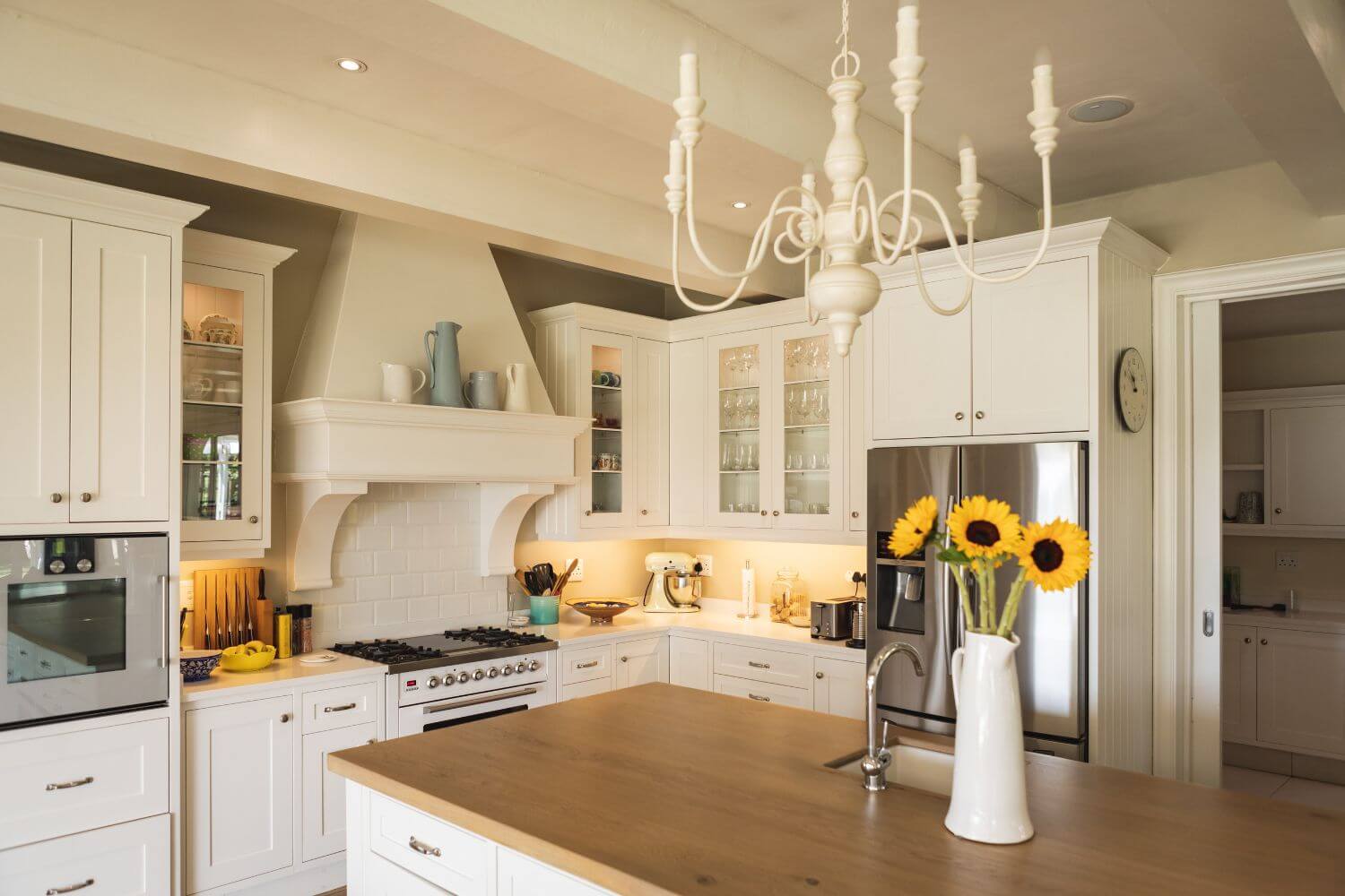 traditional style kitchen fearturing kitchen island